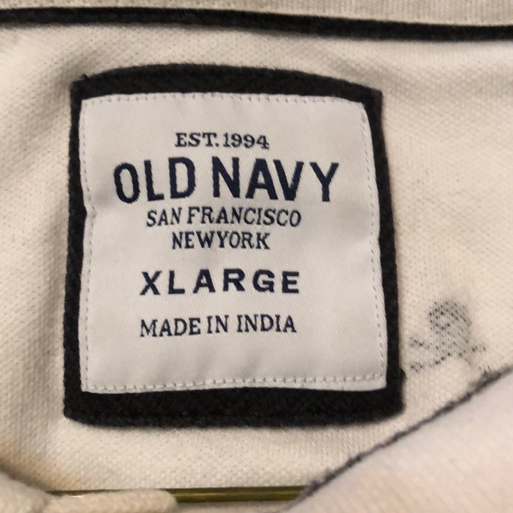 Old Navy Skull & Crossbones Polo in white. Size XL